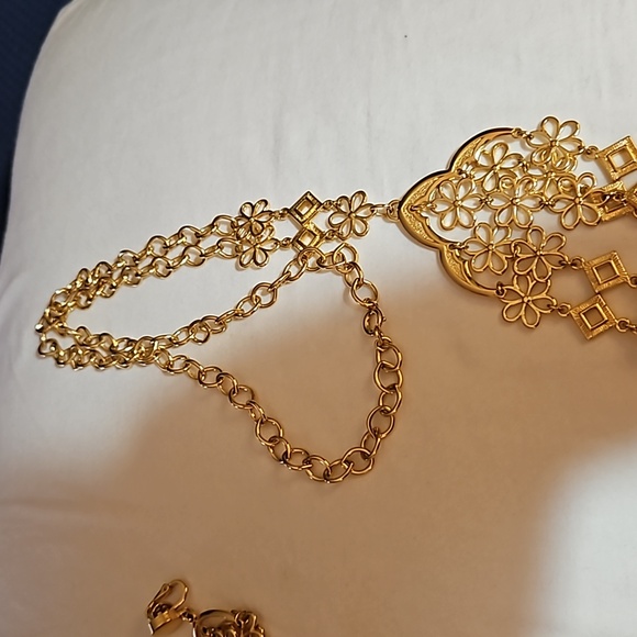 Vintage trifari necklace and earrings set. - Picture 6 of 7